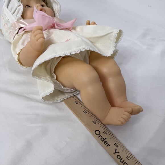 Vintage Gotz Baby Doll Blonde Blue Eyes Dress Bonnet Götz-Puppe Sleep Eyes Tag - Picture 9 of 9